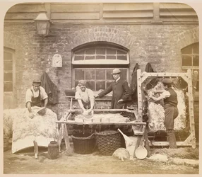 Robotnicy wyrabiający dywany z owczej skóry, ok. 1861-62 (zdjęcie w sepii) (zob. też 221845)
